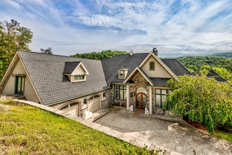 374 Bluff Tc, Jacksboro, TN 37757