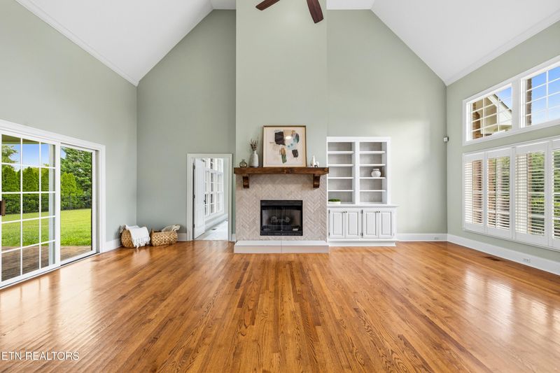 3746 Jackson Bend Dr, Louisville, TN 37777