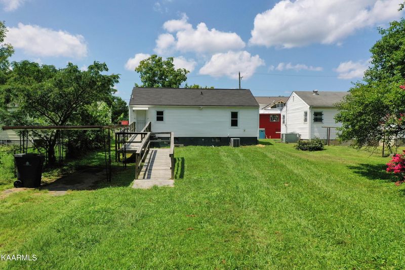 3748 Speedway Cir, Knoxville, TN 37914