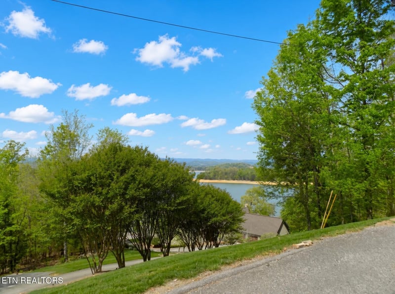 3753 Lake Point Dr, Morristown, TN 37814
