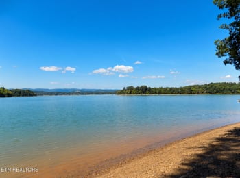 3753 Lake Point Dr, Morristown, TN 37814