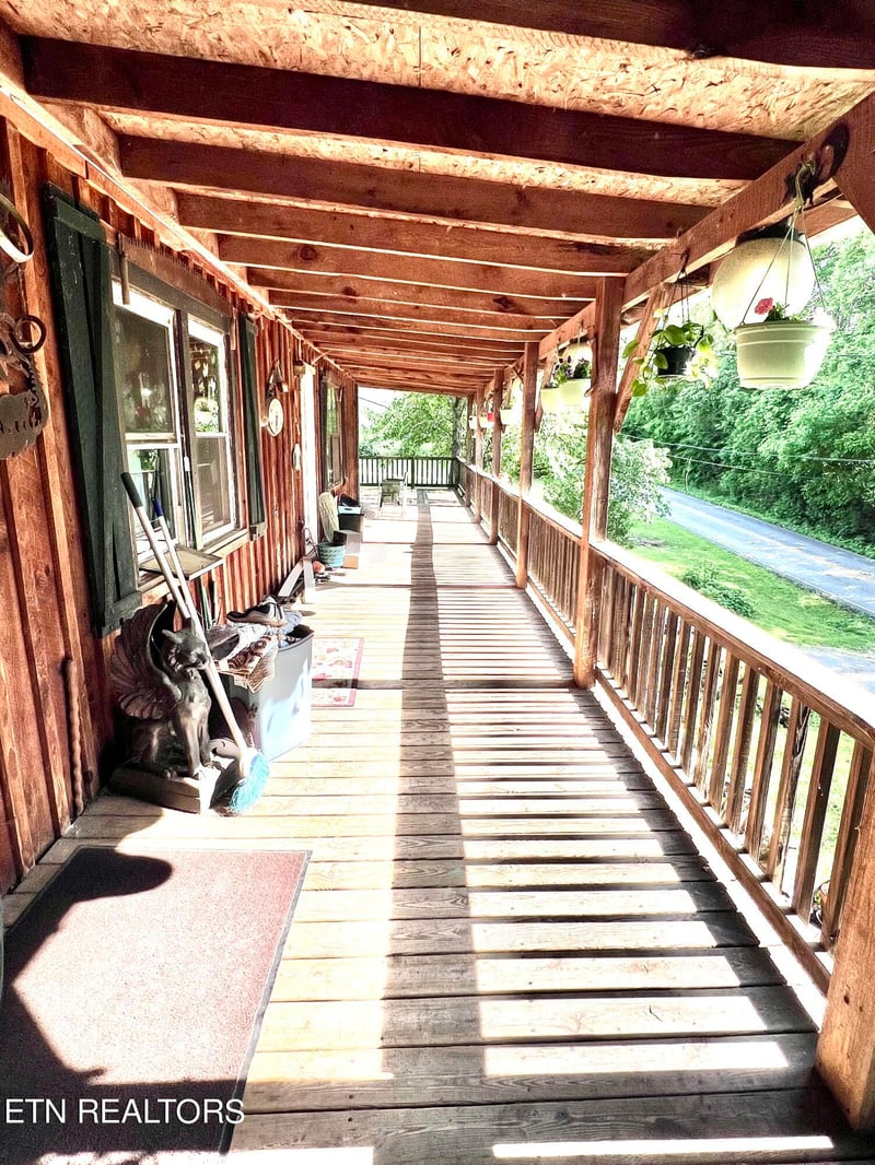 3754 Little River Rd, Rockford, TN 37853