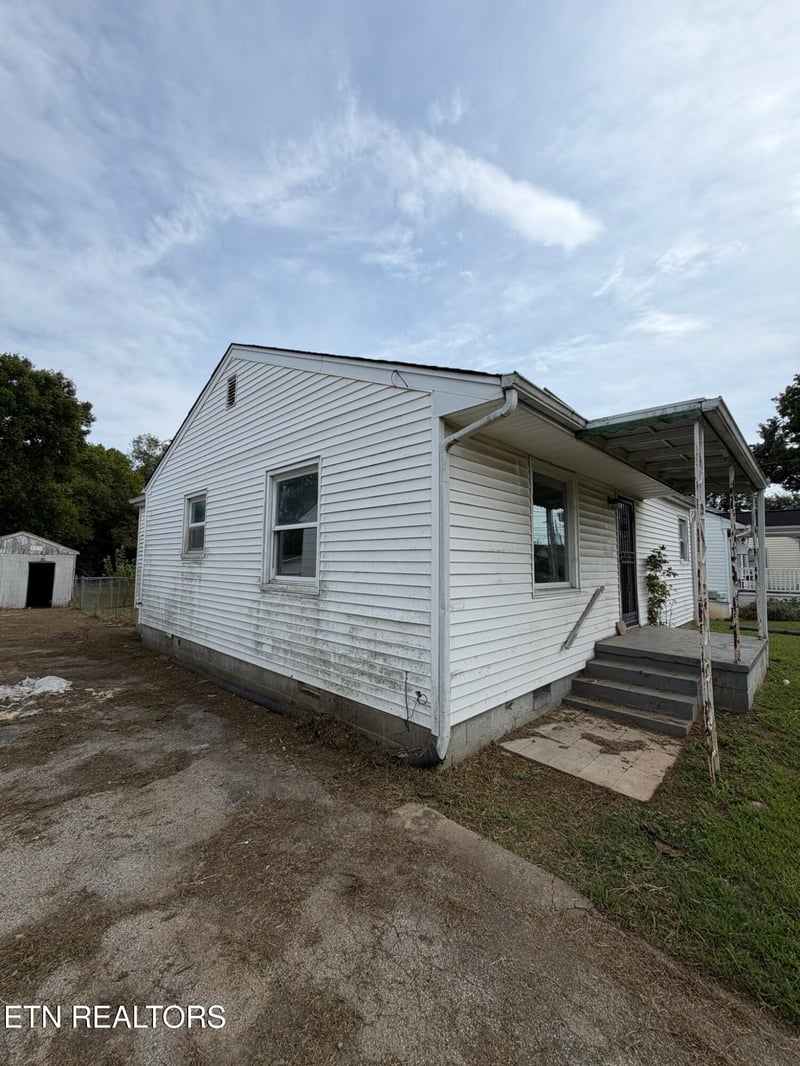 3754 Speedway Cir, Knoxville, TN 37914