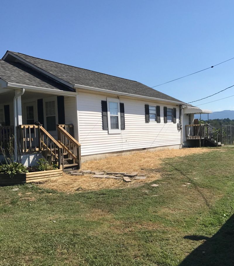 376 Mt Paran Rd, Jacksboro, TN 37757