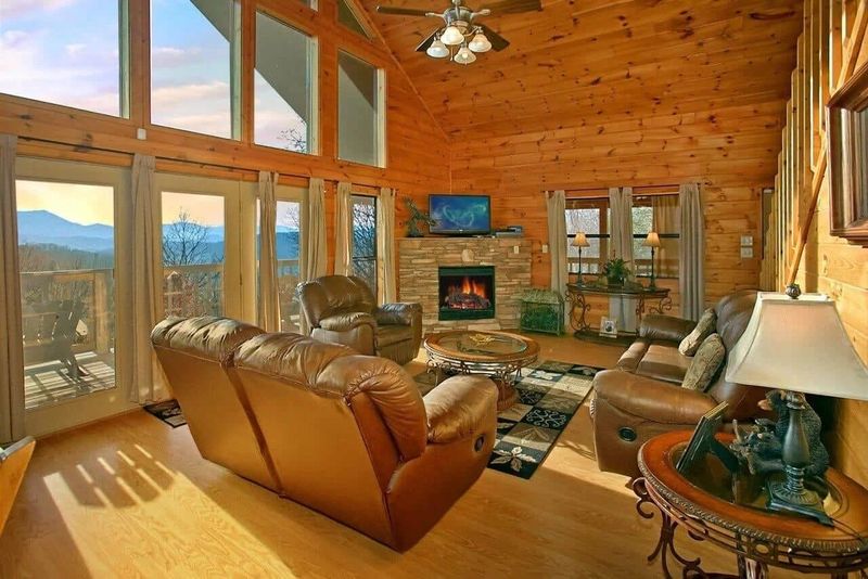 3767 Old Mountain Rd, Sevierville, TN 37876