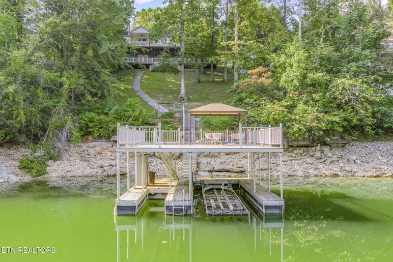 377 Clear Lake Dr, Jacksboro, TN 37757