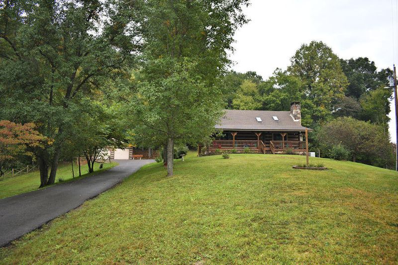 3779 Henry Town Rd, Sevierville, TN 37876