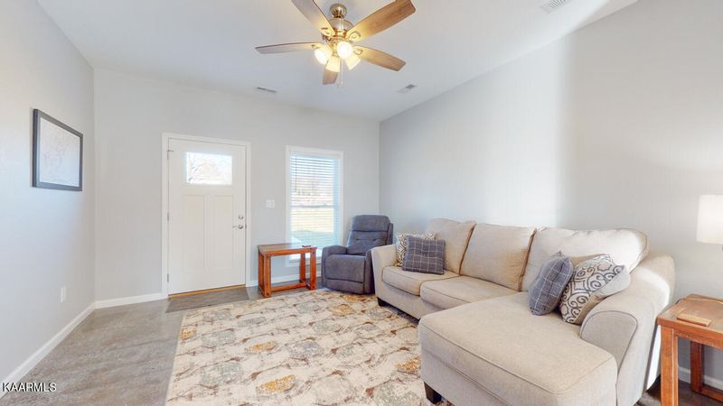 378 Edge Lake Dr, Kingston, TN 37763