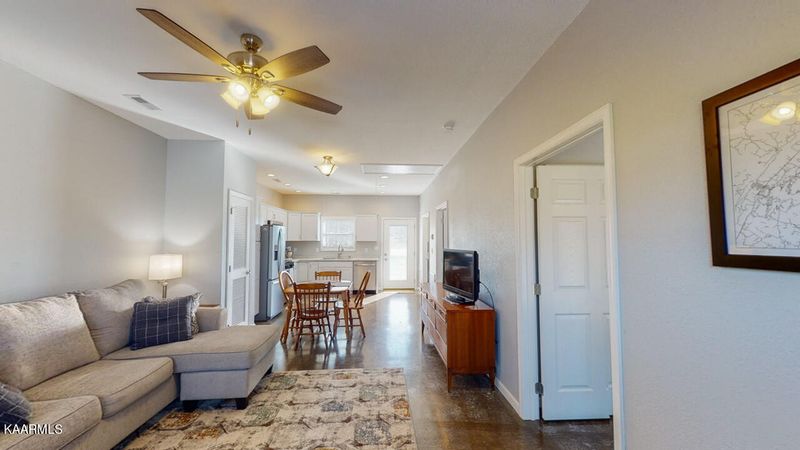 378 Edge Lake Dr, Kingston, TN 37763