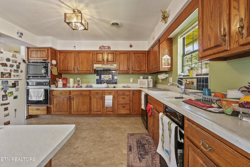 378 Whte Oak Cir, Kodak, TN 37764