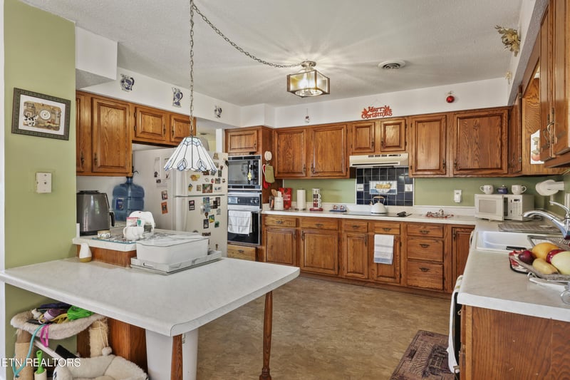 378 Whte Oak Cir, Kodak, TN 37764