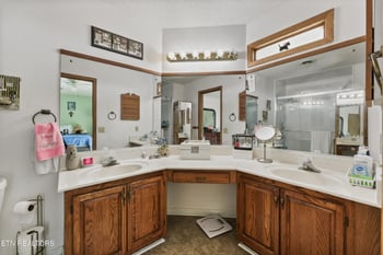 378 Whte Oak Cir, Kodak, TN 37764