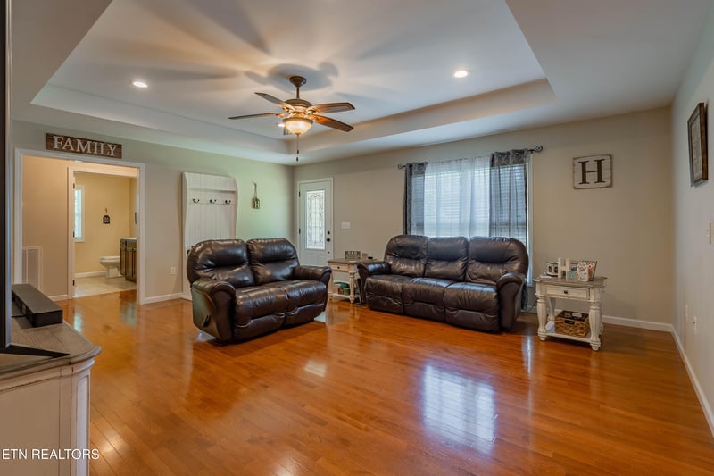 379 Hilltop Dr, Crossville, TN 38555