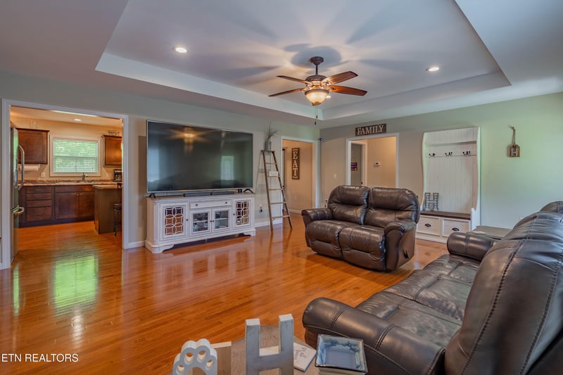 379 Hilltop Dr, Crossville, TN 38555