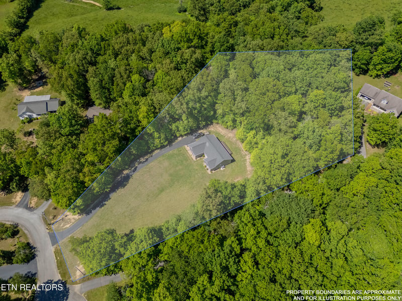 379 Hilltop Dr, Crossville, TN 38555