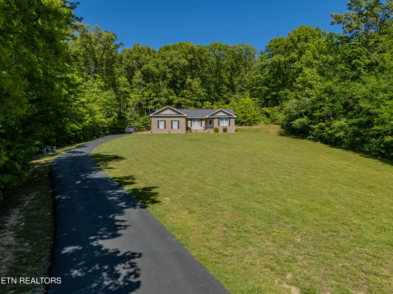 379 Hilltop Dr, Crossville, TN 38555