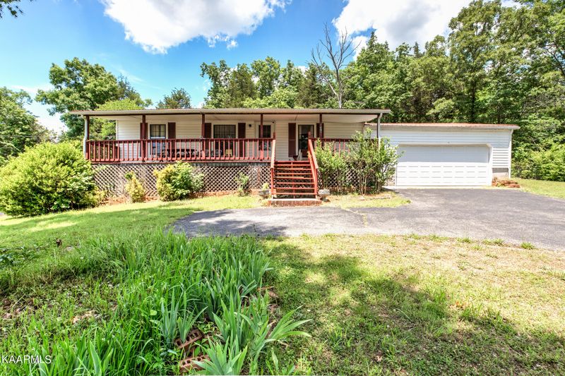 379 Shawnee Dr, Jacksboro, TN 37757