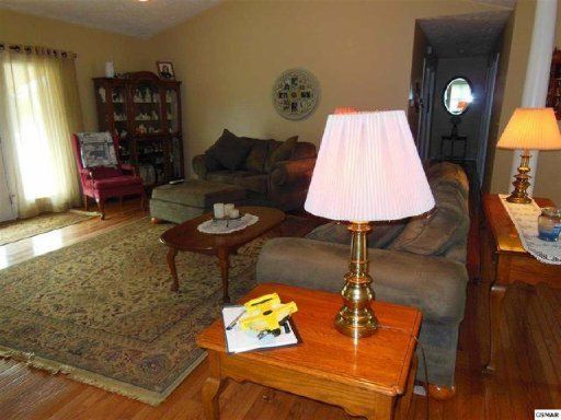 379 White Oak Cir, Kodak, TN 37764