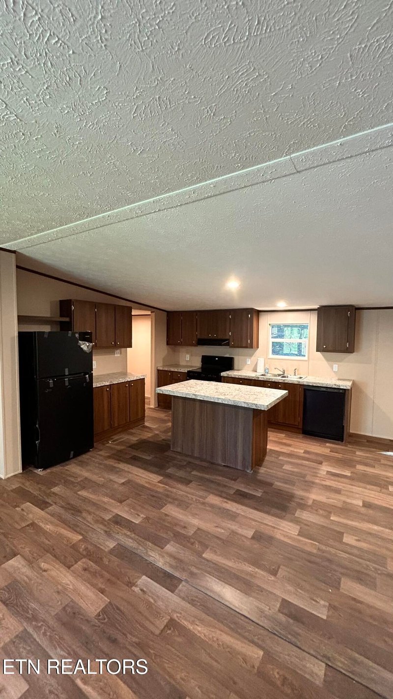 3792 Strong Rd, Mascot, TN 37806