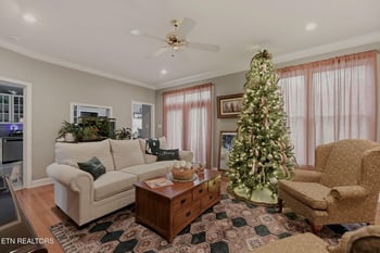 38 Riverside Dr, Oak Ridge, TN 37830