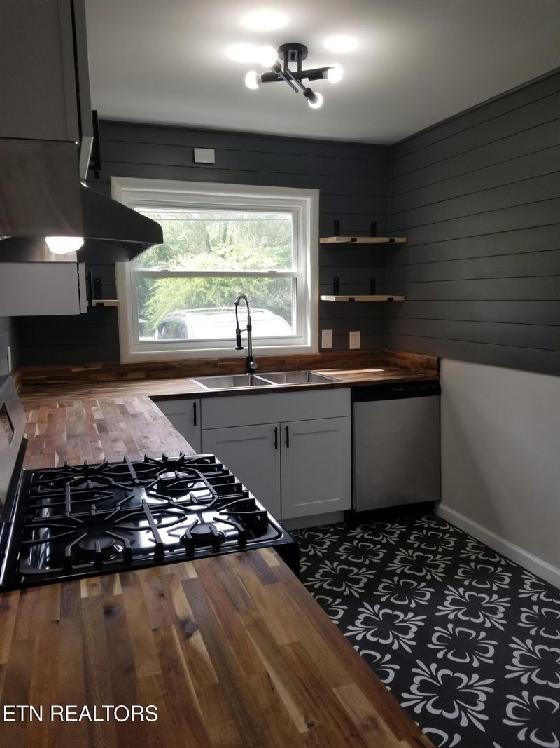 380 W Outer Dr, Oak Ridge, TN 37830