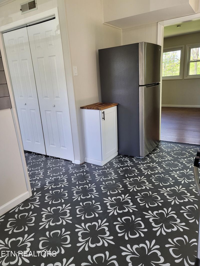 380 W Outer Dr, Oak Ridge, TN 37830