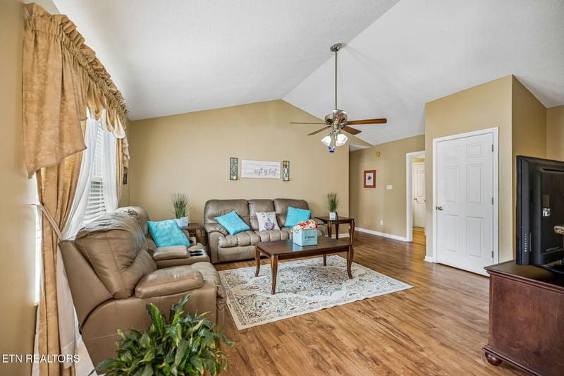 380 Willingham Dr, Lenoir City, TN 37771