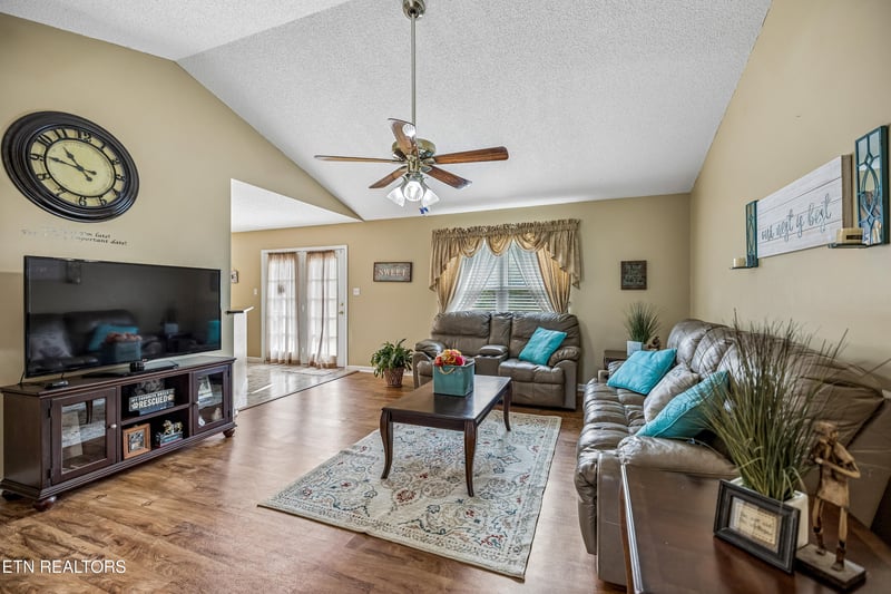 380 Willingham Dr, Lenoir City, TN 37771