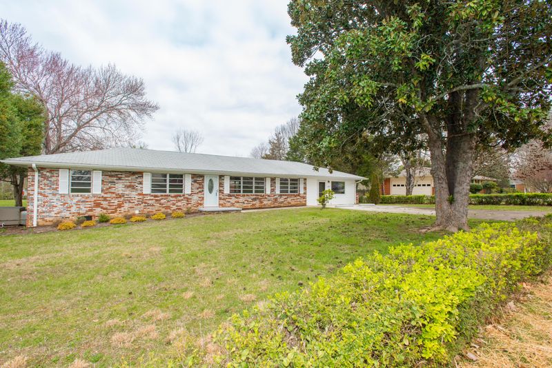 3801 Devon Dr, Knoxville, TN 37918
