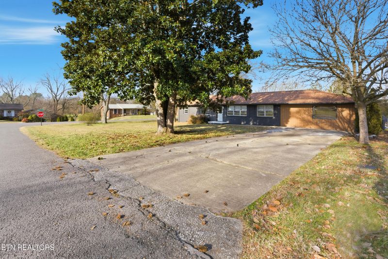 3801 NE Devon Dr, Knoxville, TN 37918