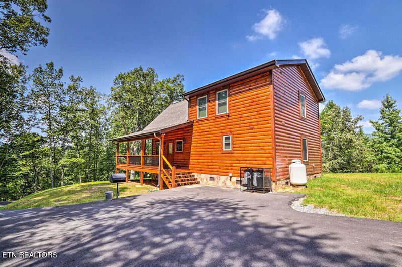 3805 Pleasant View Ln, Sevierville, TN 37862