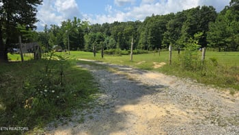 381 Grapevine Rd, Crossville, TN 38572