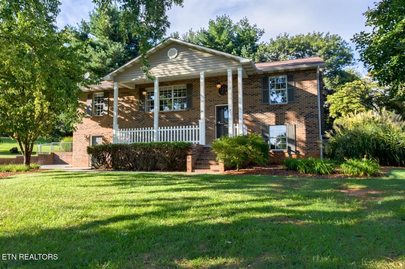 3814 Dovefield Ct, Louisville, TN 37777