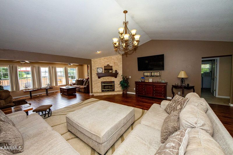 3819 Brookview Ct, Louisville, TN 37777