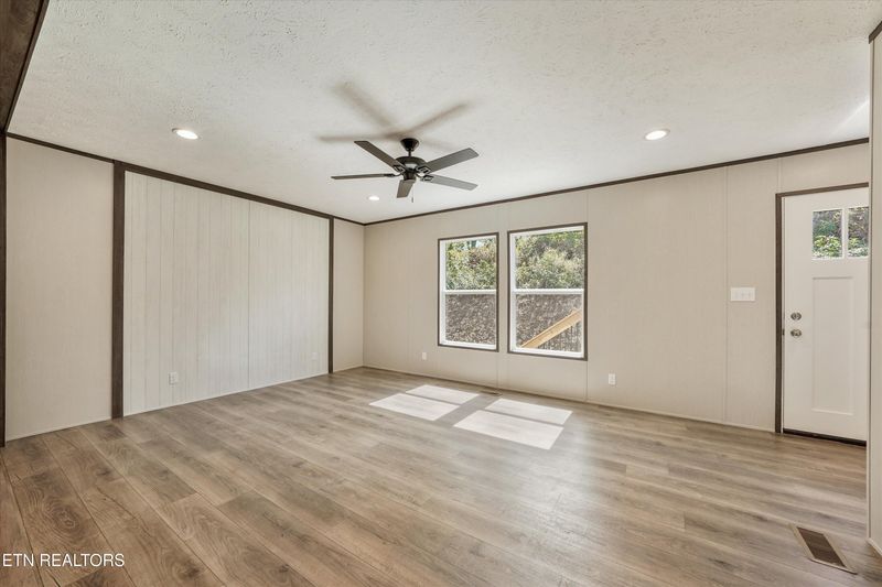 3827 Demory Rd, Lafollette, TN 37766