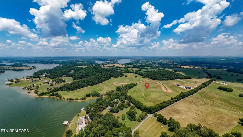 3831 Gravelly Hills Rd, Louisville, TN 37777