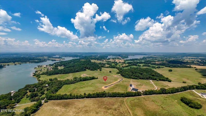3833 Gravelly Hills Rd, Louisville, TN 37777