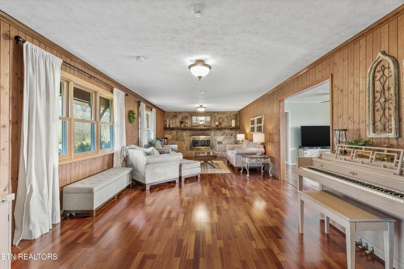 384 Stephens Rd, Rocky Top, TN 37769