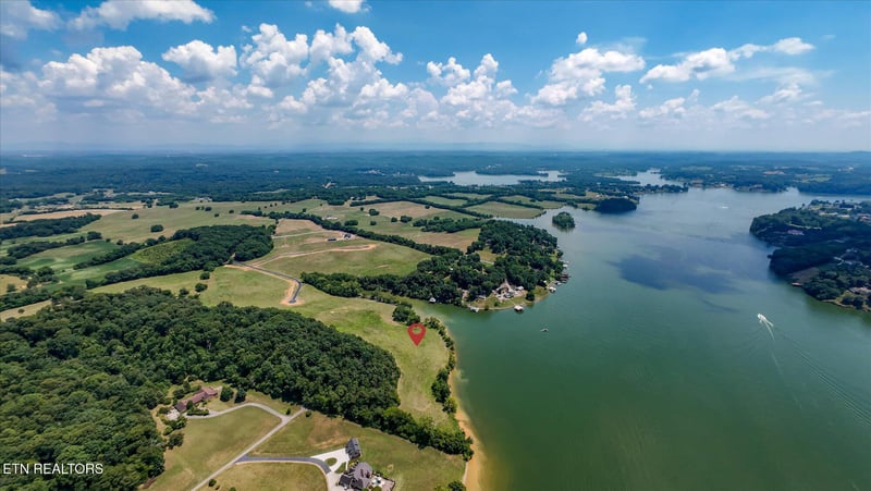 3841 Gravelly Hills Rd, Louisville, TN 37777