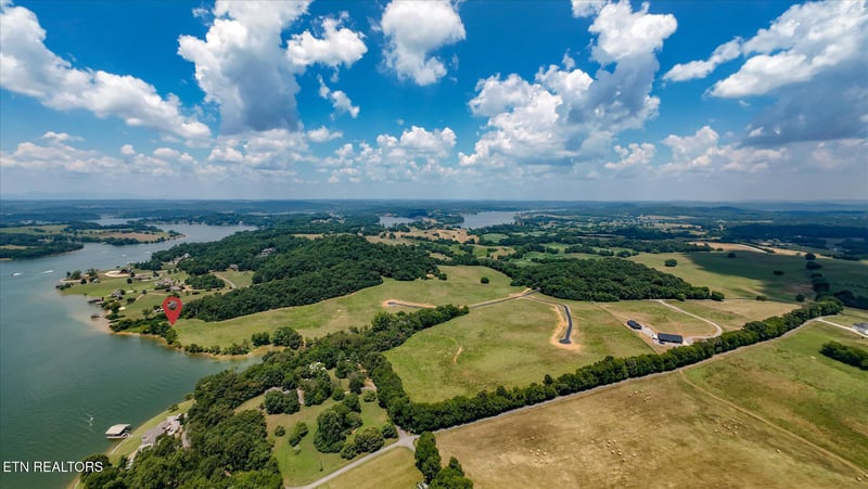 3843 Gravelly Hills Rd, Louisville, TN 37777