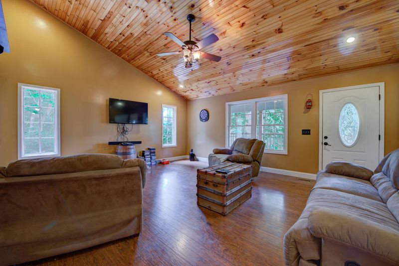 385 Lone Mountain Rd, Andersonville, TN 37705