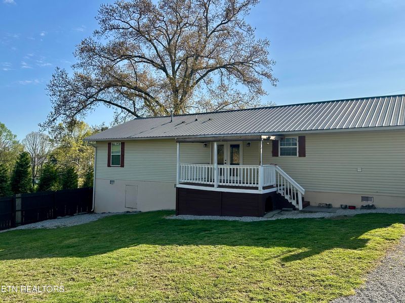385 Mcghee Ln, Jacksboro, TN 37757