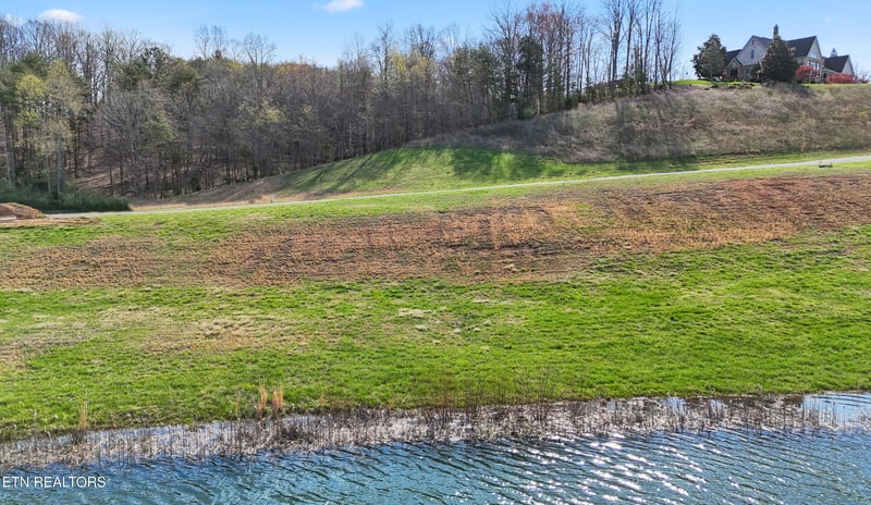 385 Navigator Dr, Lenoir City, TN 37772