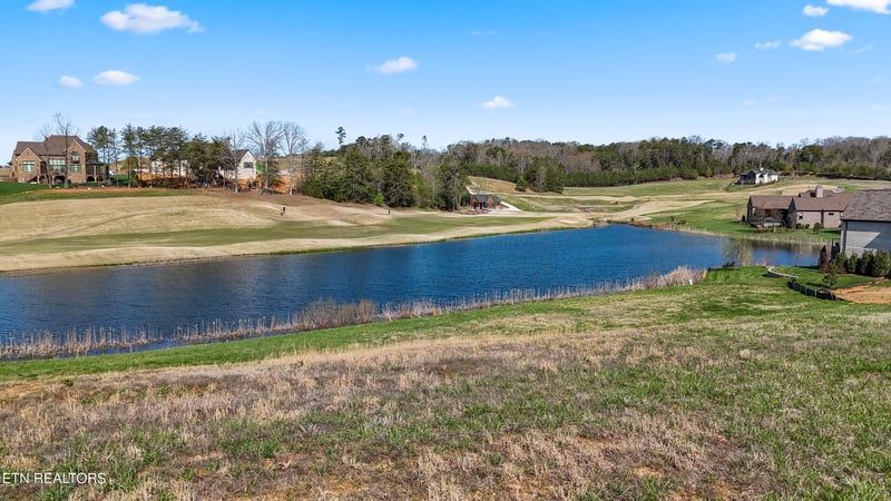 385 Navigator Dr, Lenoir City, TN 37772