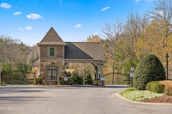 385 Navigator Dr, Lenoir City, TN 37772