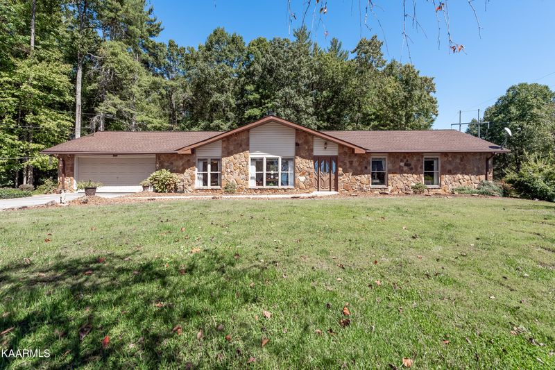 386 Back Valley Rd, Oliver Springs, TN 37840