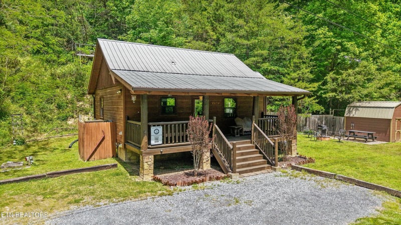 3869 Henry Town Rd, Sevierville, TN 37876