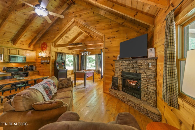 3869 Henry Town Rd, Sevierville, TN 37876