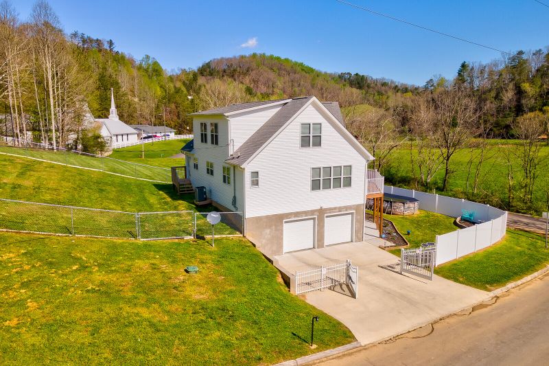 3885 Katelyns Ln, Sevierville, TN 37876