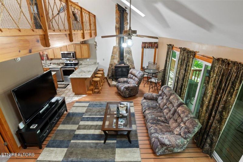 389 Clear Lake Dr, Jacksboro, TN 37757